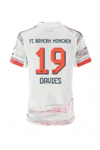 Bayern Munich Alphonso Davies #19 Jalkapallovaatteet Naisten Vieraspaita 2025-26 Lyhythihainen